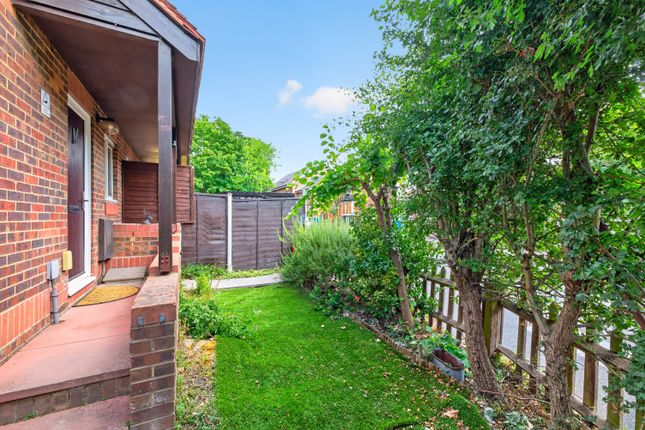 51, Chaucer Drive, London photo 2