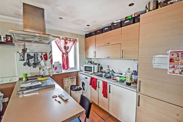 Flat for sale in Bowery Court, St Mark`S Place, Dagenham, Essex