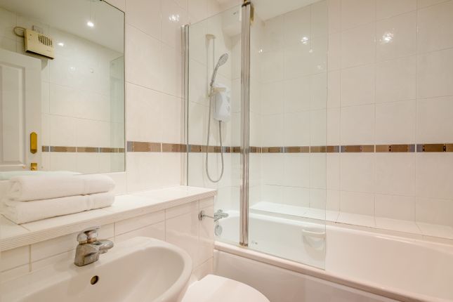 Flat to rent in Cedar House, 39-41 Nottingham Place, London