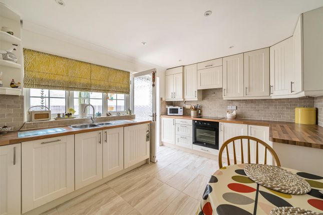 Briar-Lea, 16 Packers Way, Crewkerne photo 2