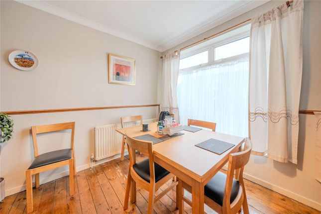 9, Queenshill Garth, West Yorkshire photo 4