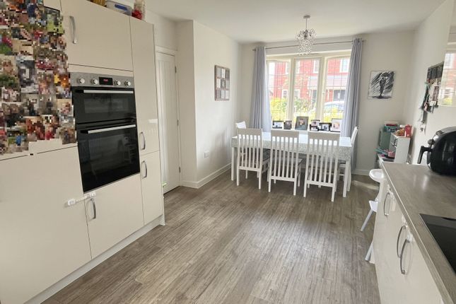 11 Honeysuckle Crescent, Walton Cardiff, Tewkesbury photo 3