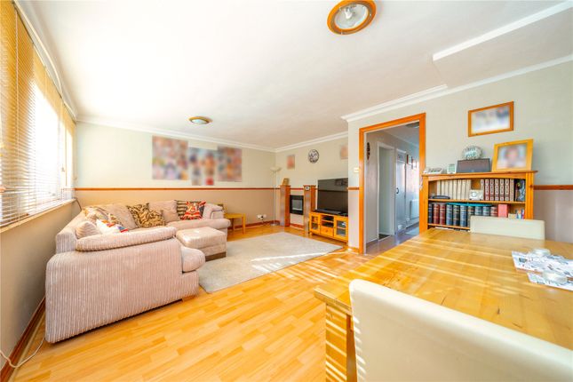 42, Annett Close, Surrey photo 3