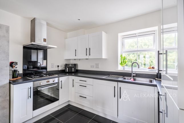 37, Limestone Grove, Dunstable photo 3