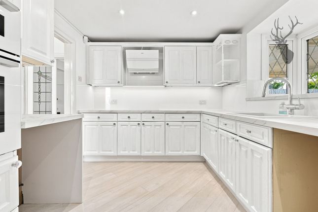 47 Grange Crescent, Chigwell photo 3