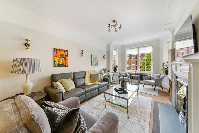 Flat to rent in Grove Court, 24 Grove End Road, London