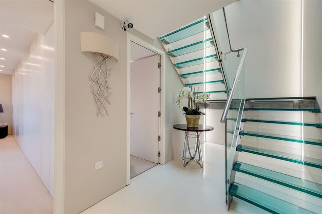 Flat 1103, Boydell Court, St. Johns Wood Park, London photo 4