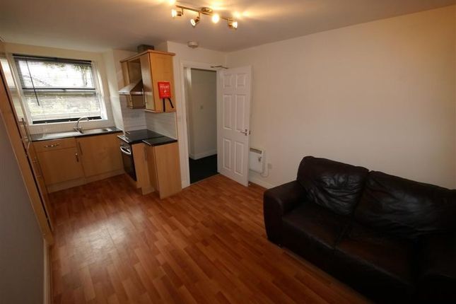Flat to rent in St. Ives Mount, Armley, Leeds