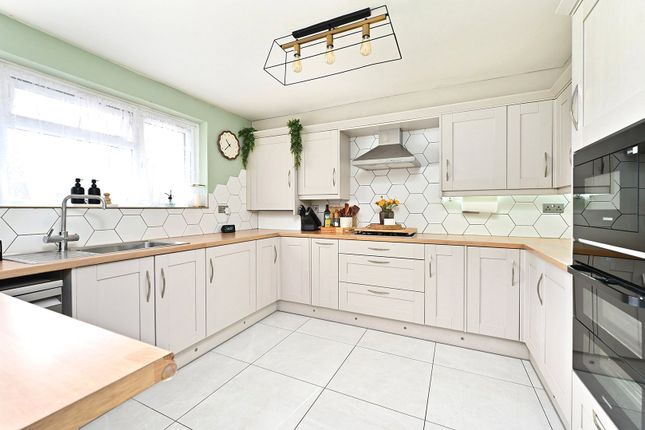 34, Foxglove Close, Surrey photo 4