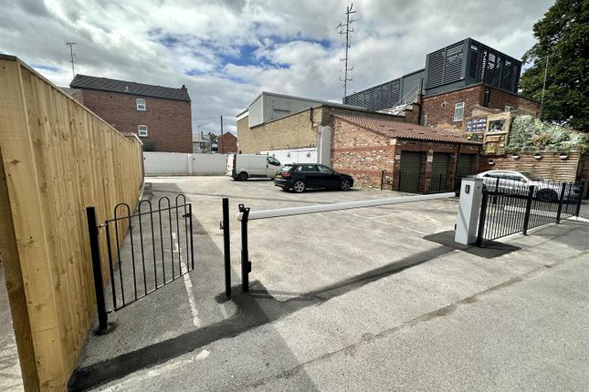 Thumbnail Parking/garage to rent in Gillygate, York