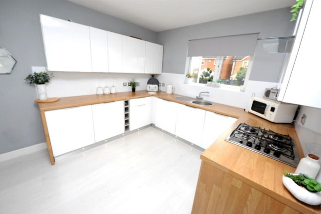 25, Cameron Grove, Bradford photo 3
