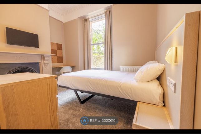 Room to rent in Connaught Avenue, Plymouth