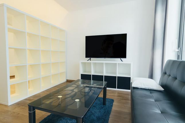 Flat 39, 2, Kingfisher Heights, Bramwell Way, London photo 3