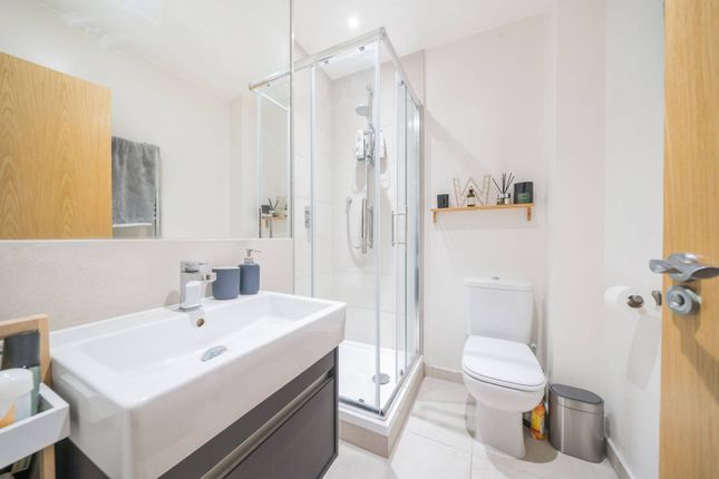 Flat for sale in Cavendish Road, Colliers Wood, London