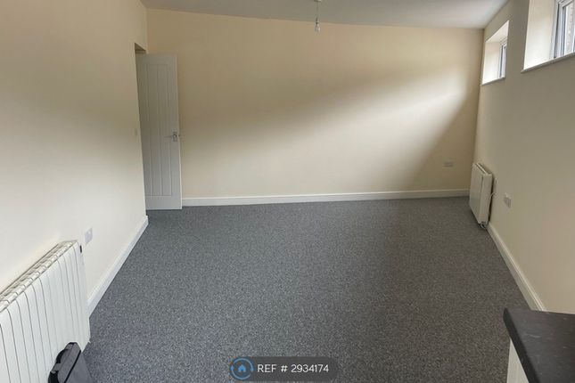 Flat, A High St Midsomer Norton, Radstock photo 2