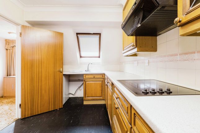 Flat 39, Manor Court Lodge, 175, High Road, London photo 3