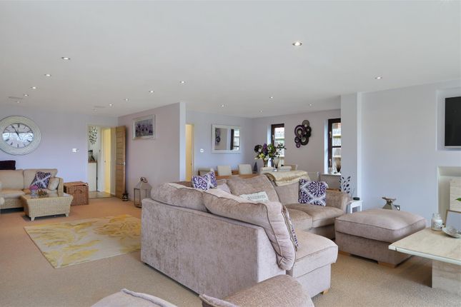 18, Woodfield Hill, Chipstead photo 4