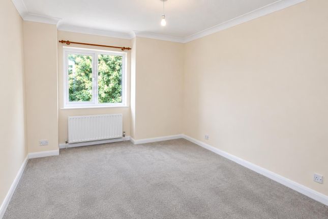 17, Burleigh Court, Leatherhead photo 4