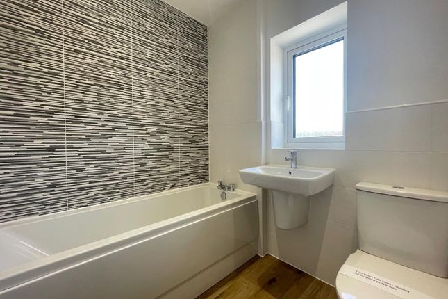 12, Quarry Drive, Leeds photo 5