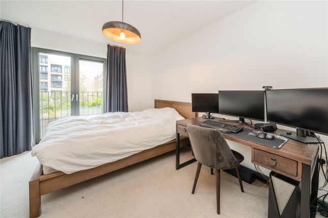 Flat to rent in Cowley Road, London