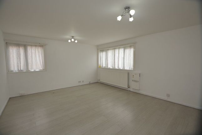 (LettsPay) 14, Sandown Close, Hounslow photo 2
