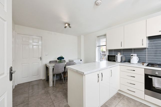 32, Field View, Ashington photo 3