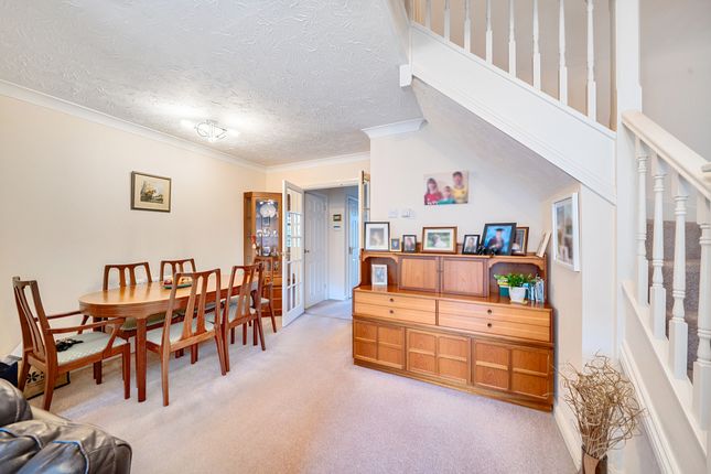 4 Sherwood Court, Watford photo 3