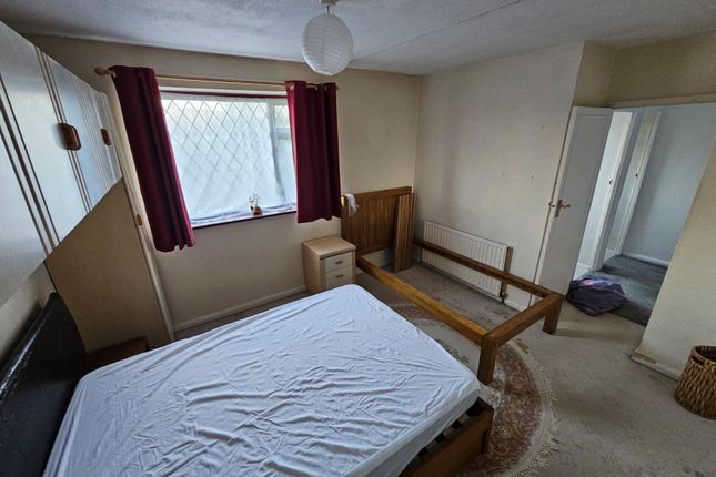 17, Trevor Close, Northolt photo 4