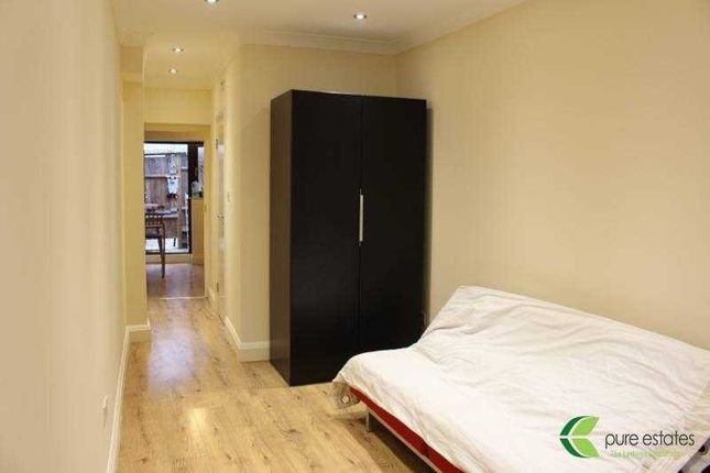 Studio to rent in Springfield Gardens, London