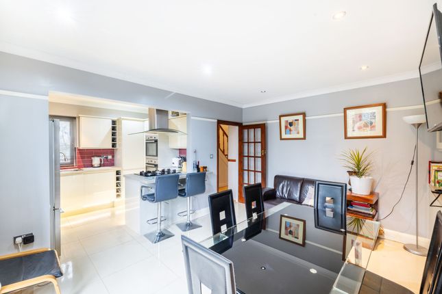 62 Ballards Way, South Croydon photo 3
