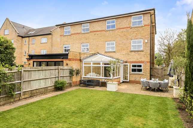30, Weston Drive, Caterham photo 4