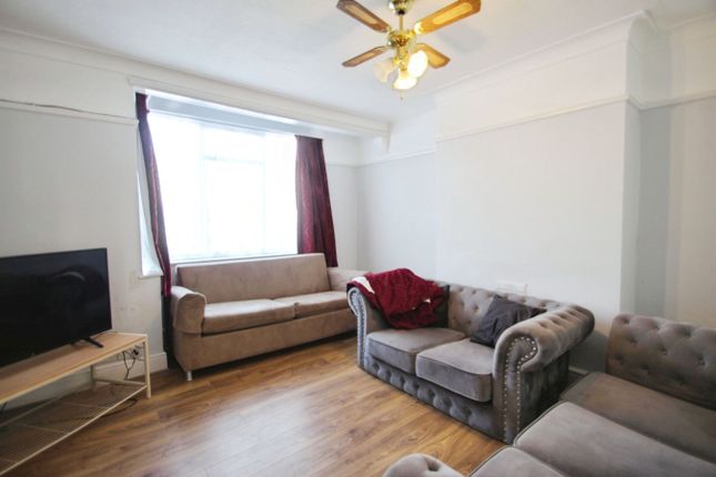 83, Parkfield Avenue, Uxbridge photo 3
