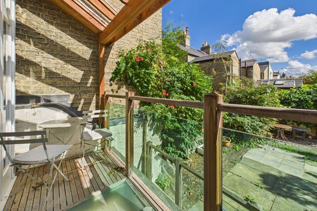 Cam02545G0-Pr0486-Still012