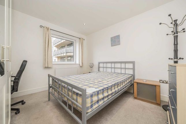 Flat for sale in Wards Wharf Approach, London