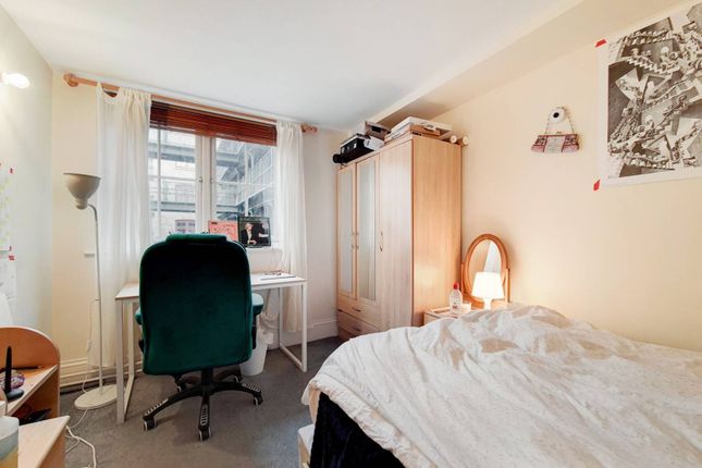 Flat to rent in Rotherhithe Street, Canada Water, London
