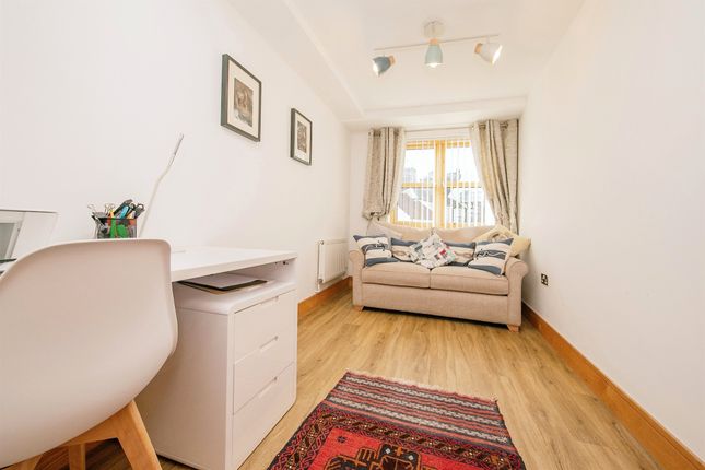 Flat for sale in Redstone Mews, Woodbridge