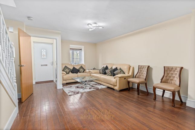 18 Brookfield Drive, Horley photo 2