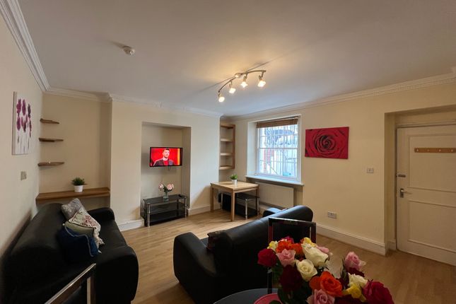 Flat to rent in Oakley Street, London