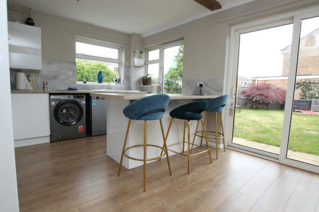 27, Cockerell Close, Wimborne photo 3