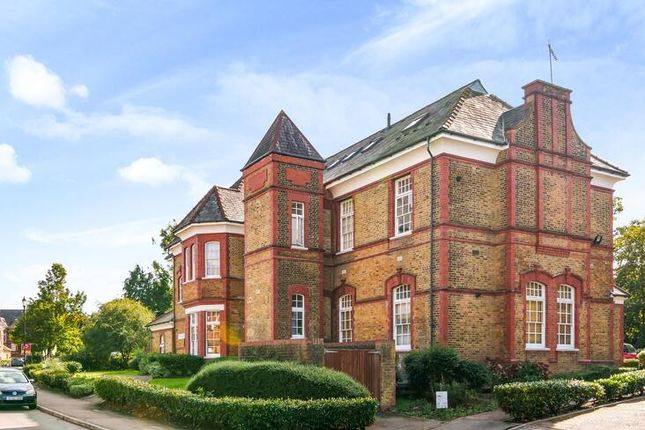 Flat for sale in Pennington Drive, London