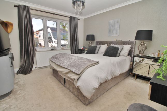18, Salterns Lane, Hayling Island photo 4