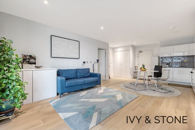 Flat for sale in 103, London