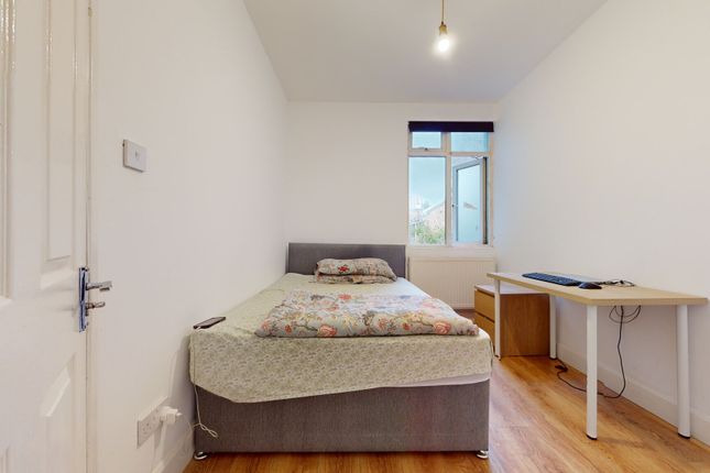 Room to rent in Clarendon Road, Croydon