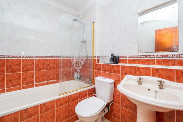 Flat for sale in Carshalton Grove, Sutton