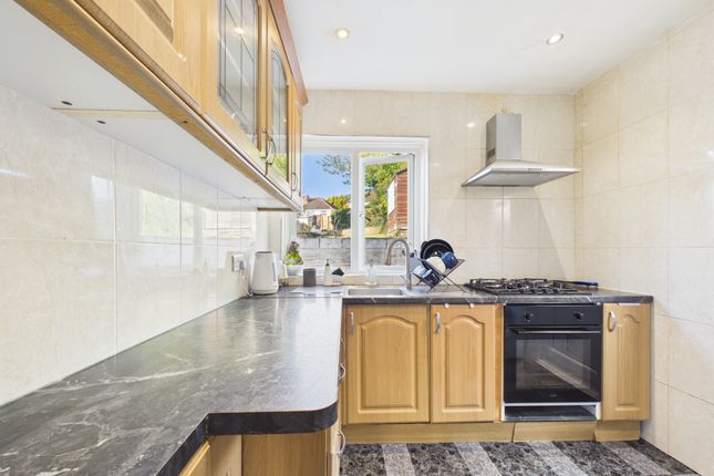32 Hillview Road, High Wycombe photo 4