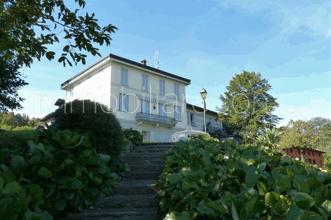 Thumbnail Apartment for sale in Via Cardano, Como (Town), Como, Lombardy, Italy