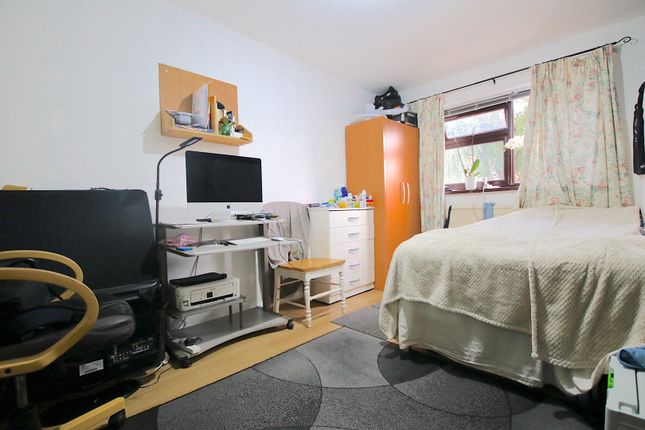 58, Birch Close, London photo 4