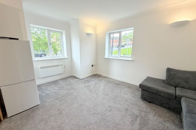 5, Millers Court, Stalybridge photo 4