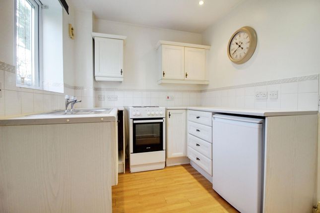 97 Farriers Close, Swindon photo 4