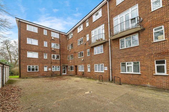 Flat for sale in The Larches, Luton, Bedfordshire